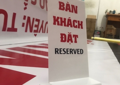 bảng mica để bàn