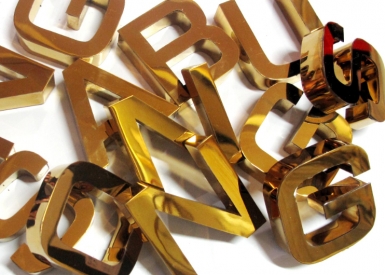 Biển quảng cáo làm chữ inox vàng gương đang được ưa chuộng