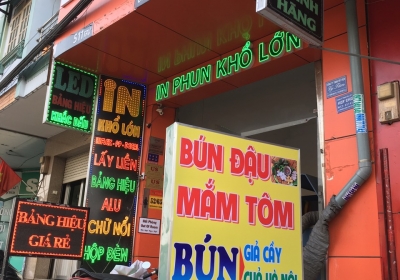 Tại sao bảng hiệu bạt hiflex lại nhanh bay màu?