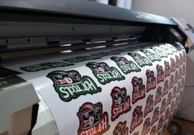 In decal lấy liền, giá rẻ, theo yêu cầu | Quảng Cáo Huy Chương