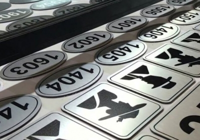 In UV Trên Alu Là Gì? Ưu Điểm, Quy Trình Và Địa Chỉ In Ấn Uy Tín