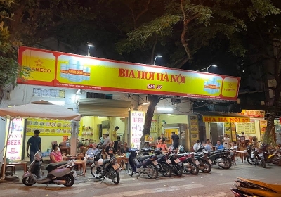 Quán Dài Làm Biển Quảng Cáo Sao Cho Đẹp: Gợi Ý Chất Liệu & Kiểu Dáng Phù Hợp 