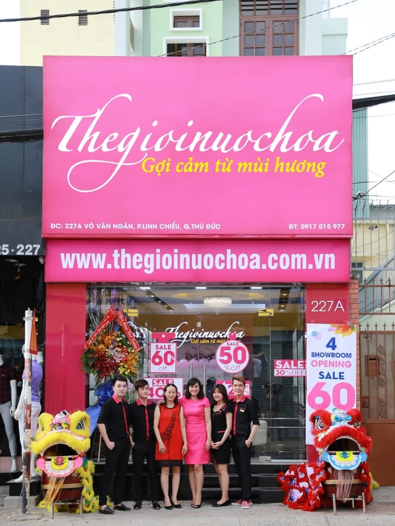 Bảng hiệu cửa hàng nước hoa