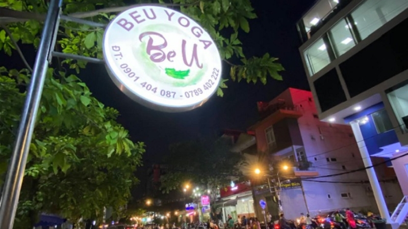 Bảng hiệu yoga