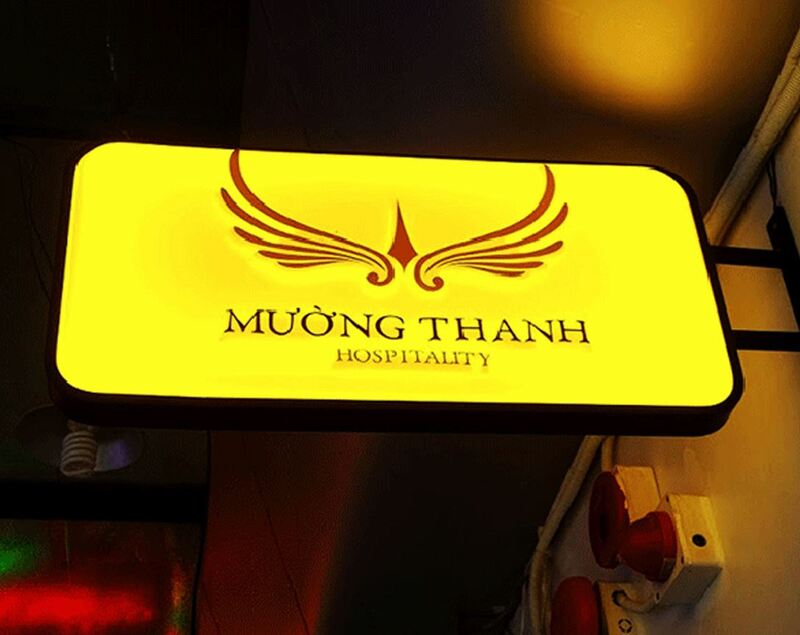 hộp đèn hút nổi mica