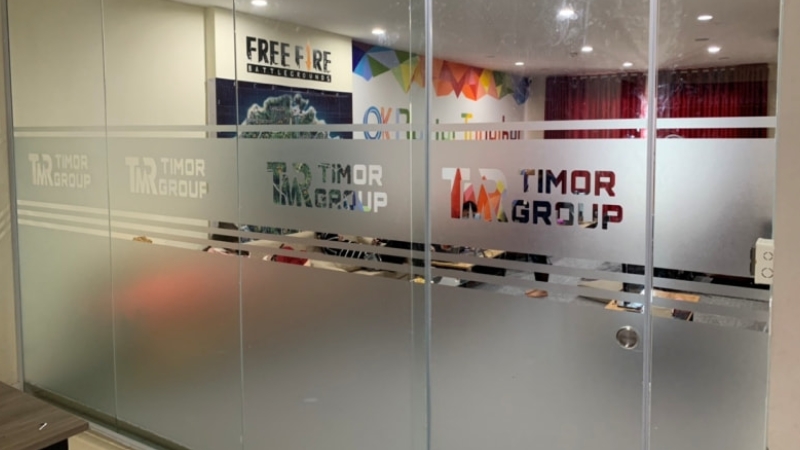 in decal dán kính quảng cáo