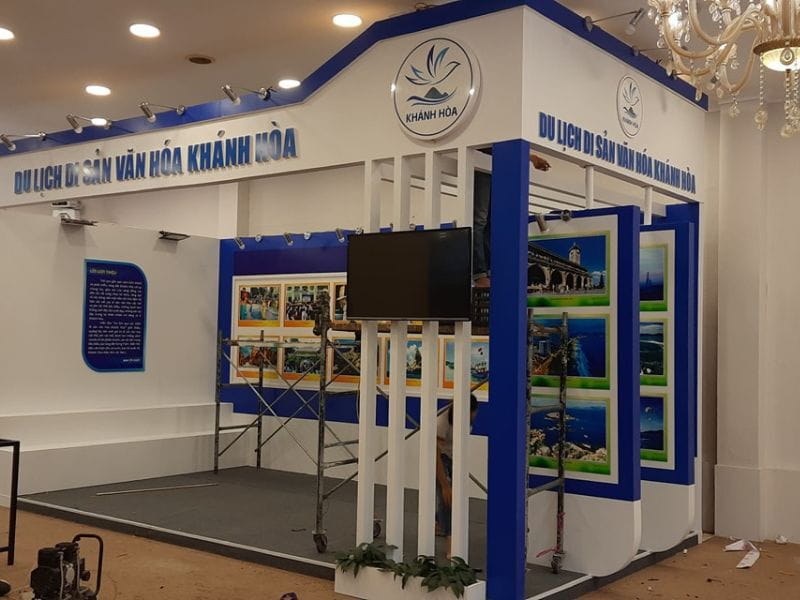 Phân biệt Poster, Banner, Standee Và Backdrop